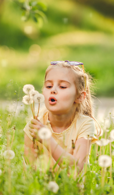 תמונת אווירה - ילדה עם פרח